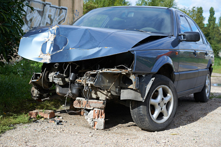 撞坏的车辆图片