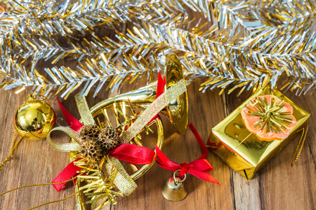 金黄的圣诞节和新年装饰的木地板上