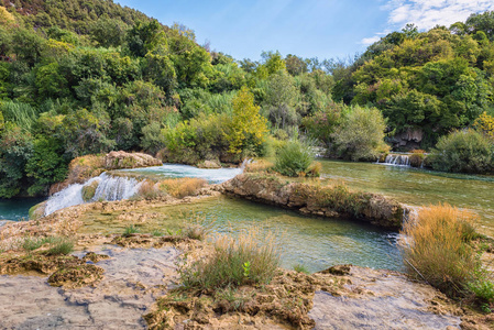 自然白天景观瀑布瀑布被绿色森林包围, 克尔卡国家公园, 著名的旅游目的地在克罗地亚