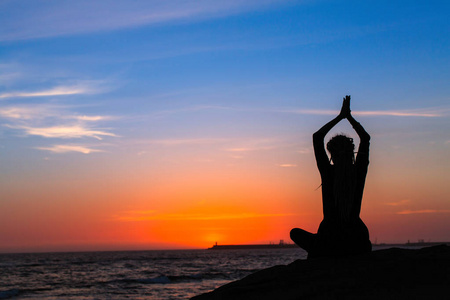 木制复古桌面或架子上有蜡烛和鹅卵石,禅意,空荡荡的瑜伽室,垫子和