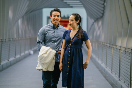 这名男子年轻, 英俊, 衣着考究, 女士穿着优雅的夏日礼服.