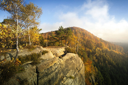 美妙的自然秋天在德国萨克森人瑞士国家公园。山的范围与光和雾。远足和攀登在 Elbe 砂岩山的美妙的山范围