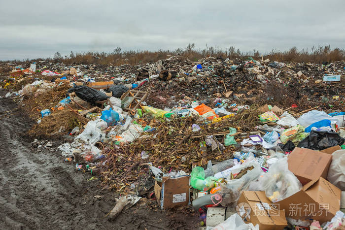 路旁的垃圾堆