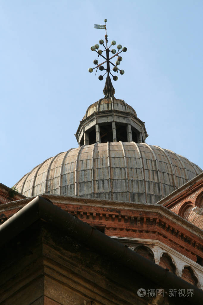 威尼斯, 圆顶与装饰十字架, 在屋顶之间的看法