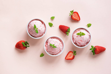 草莓冰淇淋和新鲜草莓平躺在粉红色的粉彩背景。三碗草莓冰淇淋, 健康的夏日甜点