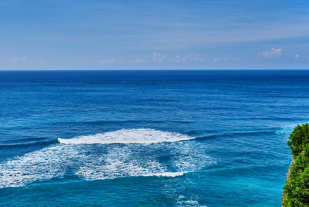 在晴朗的日子里, 冲浪者在绿色的海面上等待大浪。海水背景。热带海洋水冲浪膨胀波。暑假和旅行冒险概念