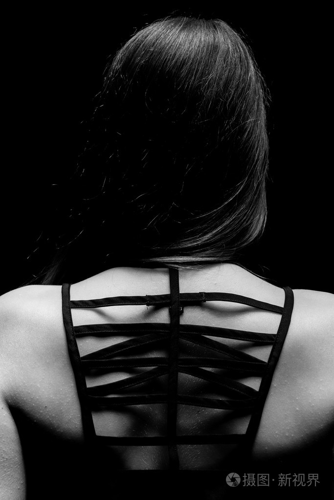 一个女人的背侧部