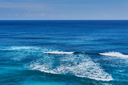 在晴朗的日子里, 冲浪者在绿色的海面上等待大浪。海水背景。热带海洋水冲浪膨胀波。暑假和旅行冒险概念