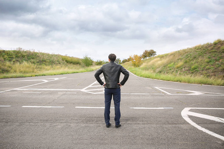 站在十字路口的年轻人.选择的概念照片