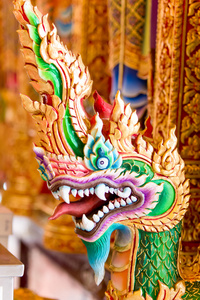 泰国艺术金头王的佛教寺庙的纳迦