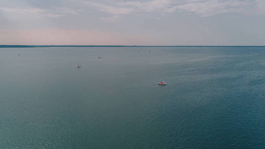 湖的鸟瞰图。人们在游泳。船。夏天。天空。乌克兰