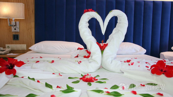 浪漫的花朵的花瓣安排在宾馆床上