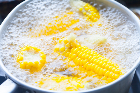 黑暗的背景新鲜的玉米棒上表香脆炸鸡配卷心菜和玉米棒煮熟的玉米棒子