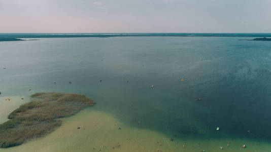 湖的鸟瞰图。人们在游泳。船。夏天。天空。乌克兰