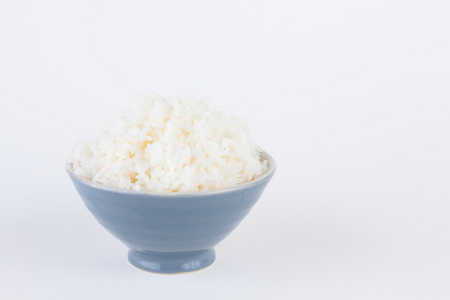 碗里盛满了米饭白色纸张背景上