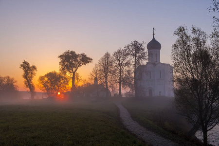 Bogolyubovo。Nerl 的代祷教会。早上。雾。美丽的日出