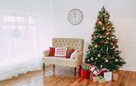 新年装饰品样式格子红色金子用圣诞树和沙发