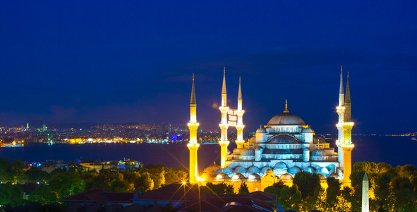 在日落时在伊斯坦布尔，土耳其，老城区的蓝色清真寺