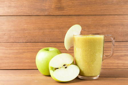 苹果在木质背景下的冰沙。健康食品概念