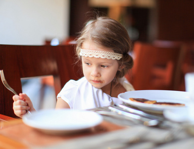 可爱的小女孩，在餐厅吃早饭