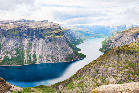 Ringedalsvatnet 湖在 Trolltunga 地标在挪威的山附近。夏季景观