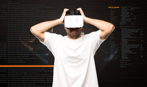 使用 vr 眼镜的人在虚拟现实模式内牵手