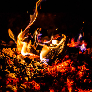 壁炉中燃烧的原木的宏观纹理火焰