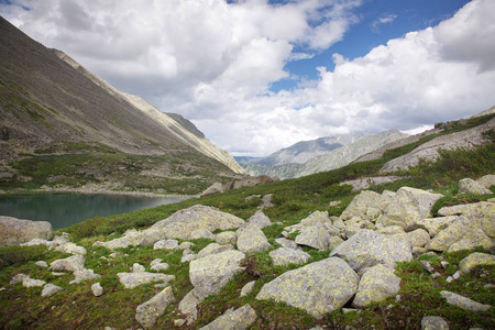 山谷中有湖泊的高山景观, 阿尔泰