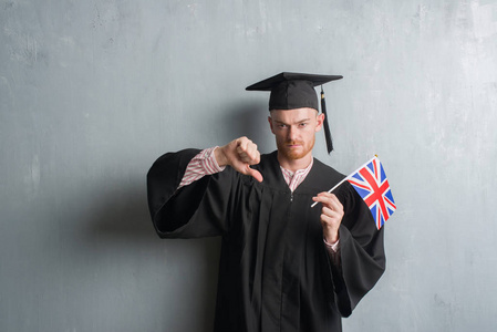 年轻男孩表达消极情绪的英国大学学生