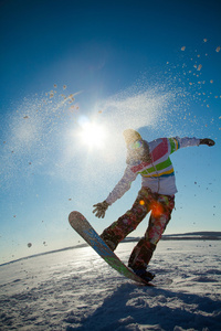 在冬季度假胜地的滑雪者