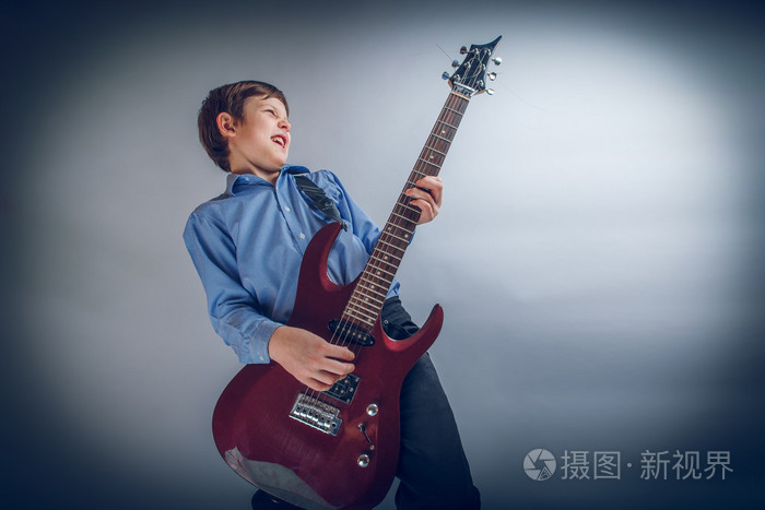 男孩少年欧洲外观棕色感情上弹吉他