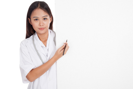 年轻的亚洲女性医生后面空白标志点着一支笔