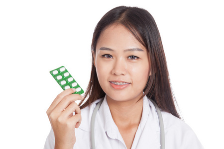 年轻的亚洲女医生微笑与泡罩包装的平板电脑