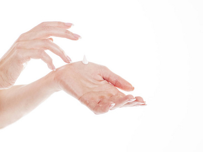 应用隔离在白色背景上的护手霜美丽女性手的特写化妆