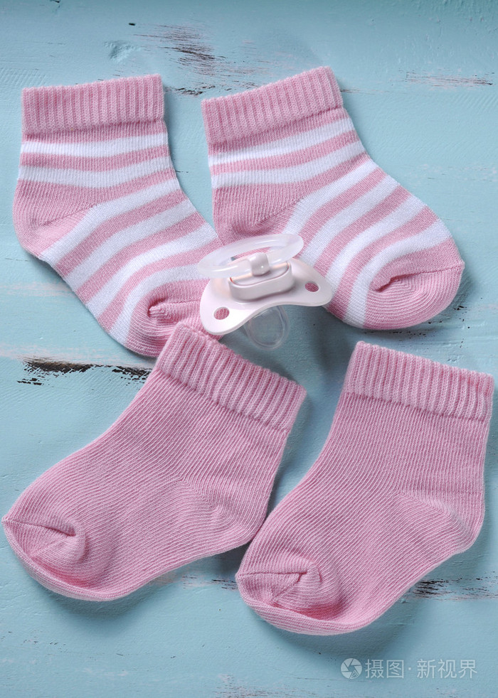 宝贝女孩苗圃粉红和白色条纹袜子和安抚奶嘴假