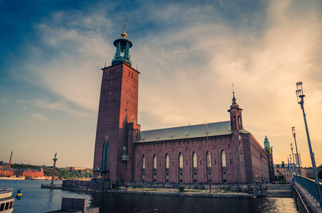斯德哥尔摩市政厅 stadshuset 市政局塔楼和诺贝尔奖的地点在公馆岛老城区附近的马拉伦湖与蓝天和白云背景, 瑞典