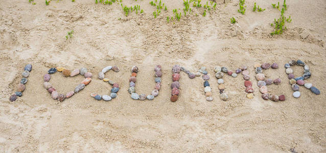 波罗的海沿岸的沙子上的石头的信息我爱夏天