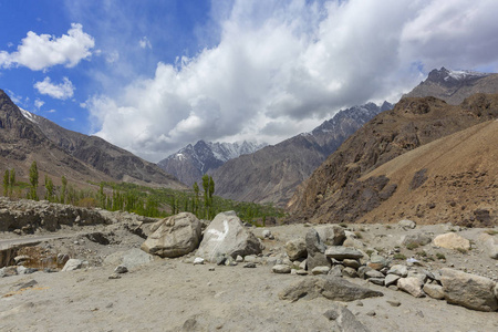 美丽的山和河风景在旅途期间在巴基斯坦罕萨