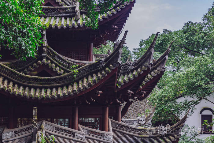 中国传统构莸慕筑细节, 黑色瓷砖屋顶和翻转飞行屋檐, 在杭州, 中国