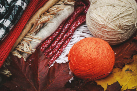 温暖的秋天针织衣服与线和叶子