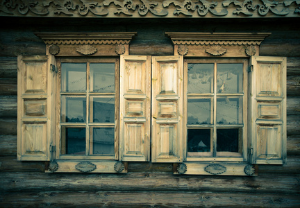 Windows 与百叶窗，墙上的老木 h 图案