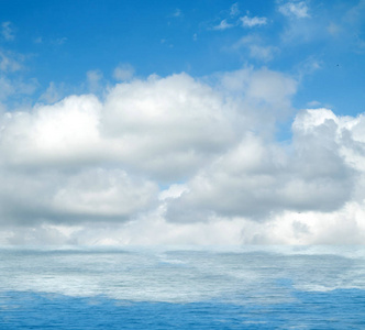 海水中反射的天空和云彩