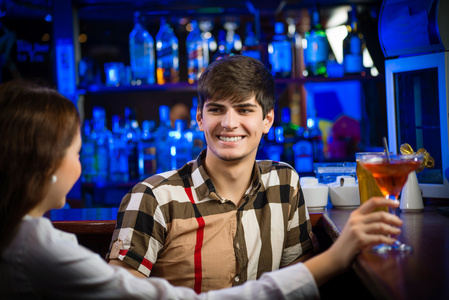 年轻男子在酒吧
