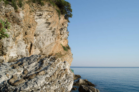在炎热的日子里, 亚得里亚海的清澈纯净的海水冲刷着大石块。