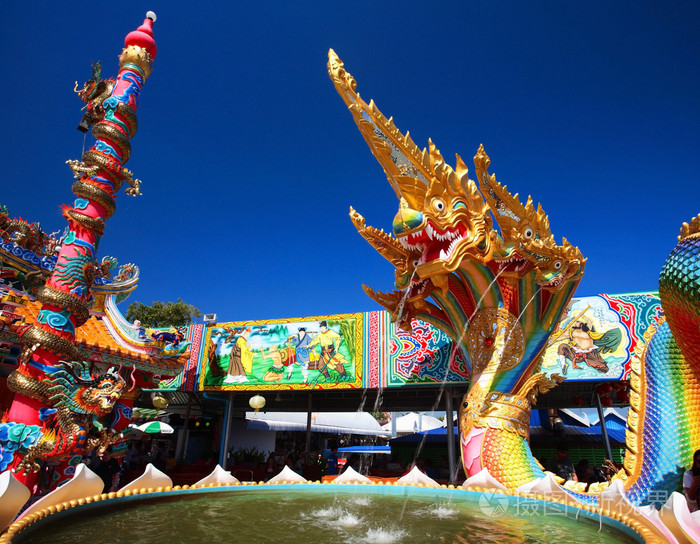 泰国龙或五头喷淋水的娜迦雕像