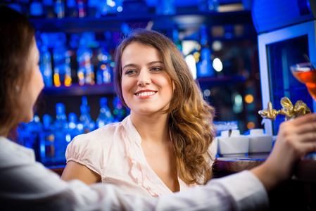 年轻妇女在一家酒吧中