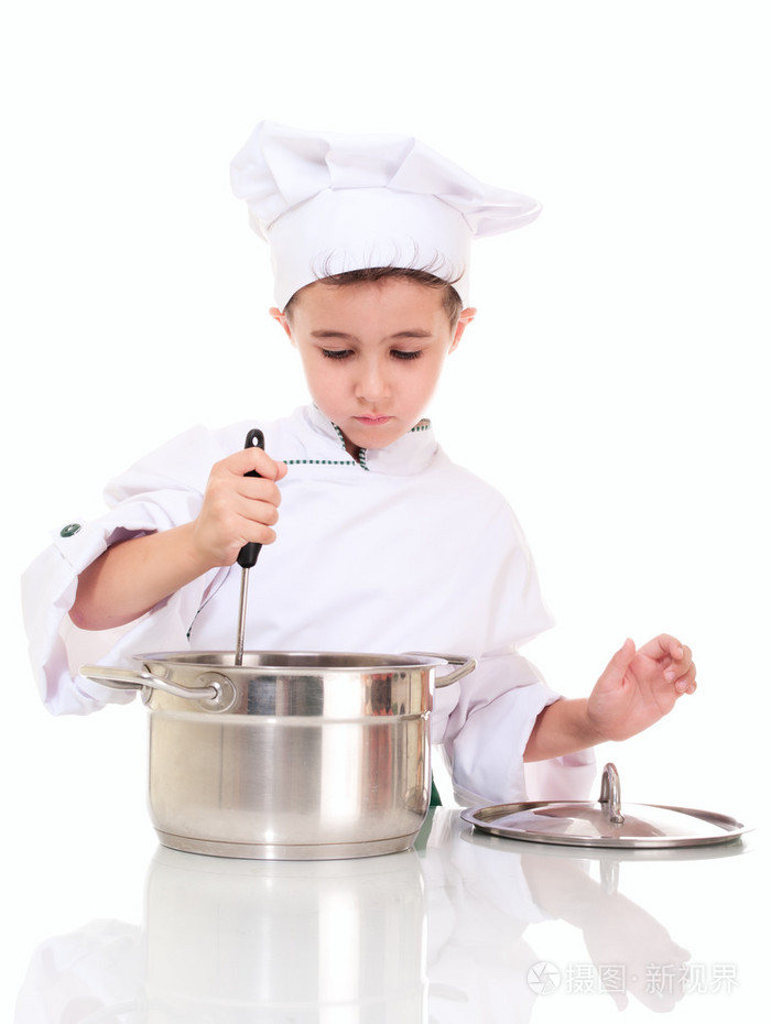 小男孩厨师用勺子搅拌锅