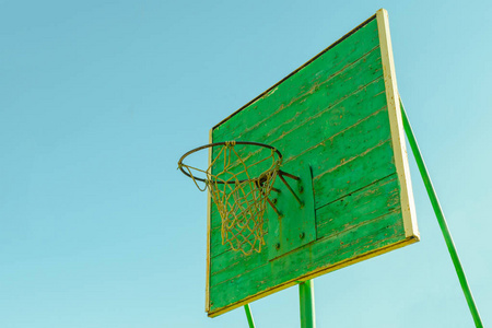 老木篮球盾对蓝天。复制文本的空间