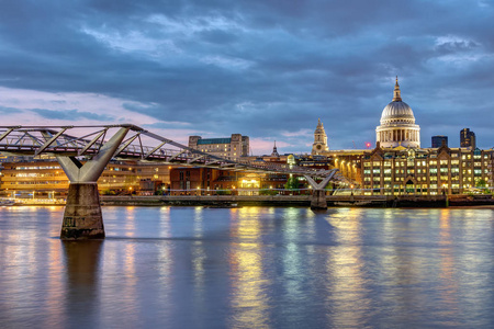 圣保罗大教堂和千禧桥在伦敦, 英国, 日落后