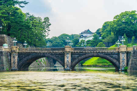 美丽的老建筑皇宫城堡与护城河和桥梁在东京城市日本